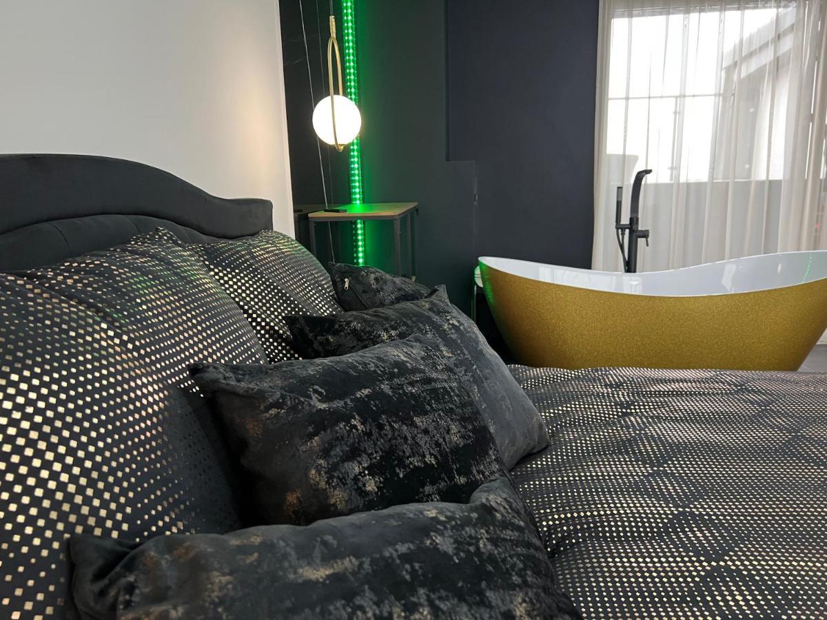 Apartament Premium Ze Zlota Wanna W Sypialni Widok Na Morze Dyskretny Taras Z Lozkiem - Baltyckie Sarbinowo 18 Eksteriør bilde
